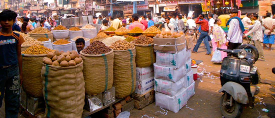 A photograph of the spice market in Dehli.